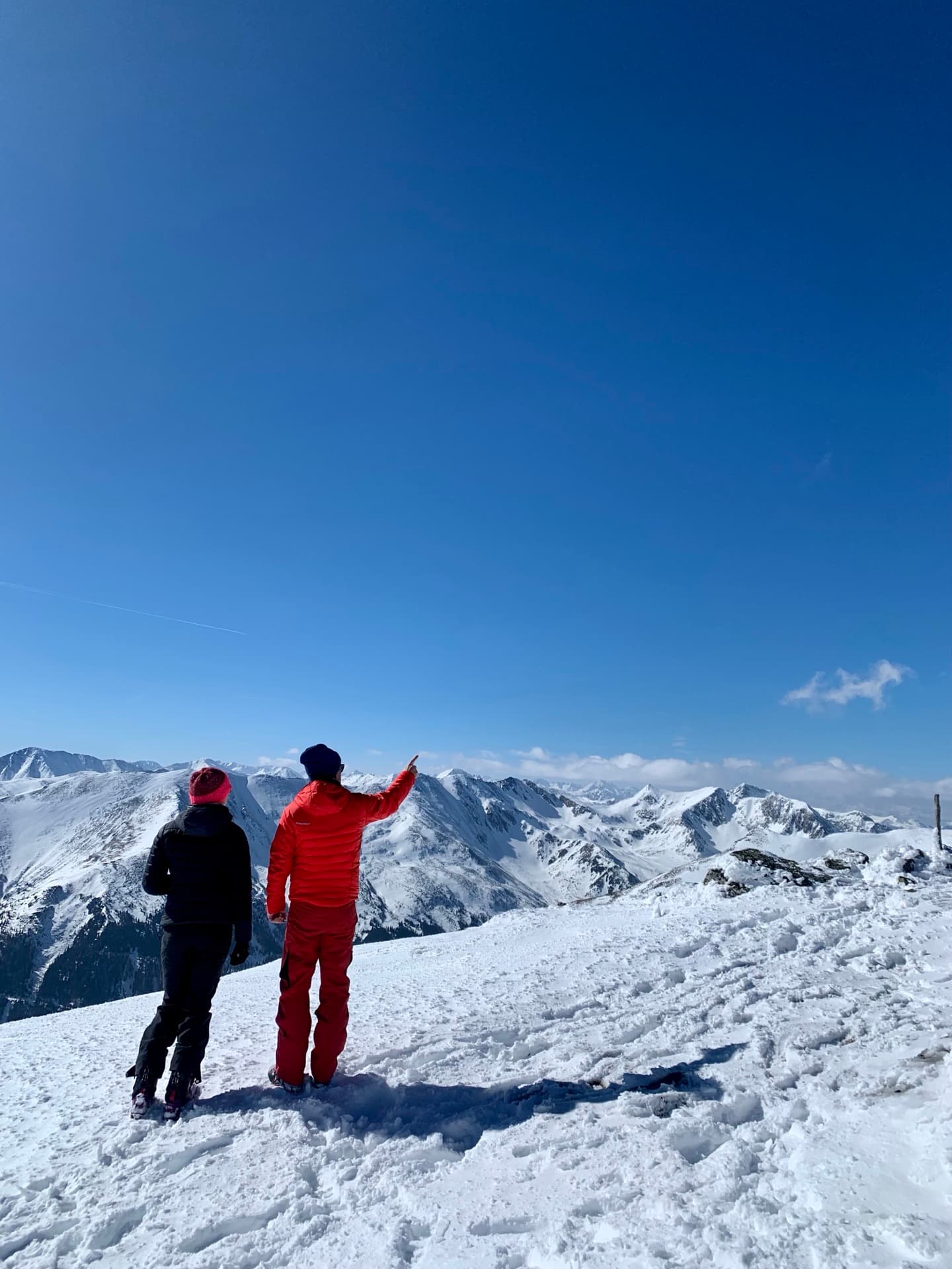 Zwei Skifahrer auf einem Gipfel mit Bergpanorama über dem Skigebiet Lachtal