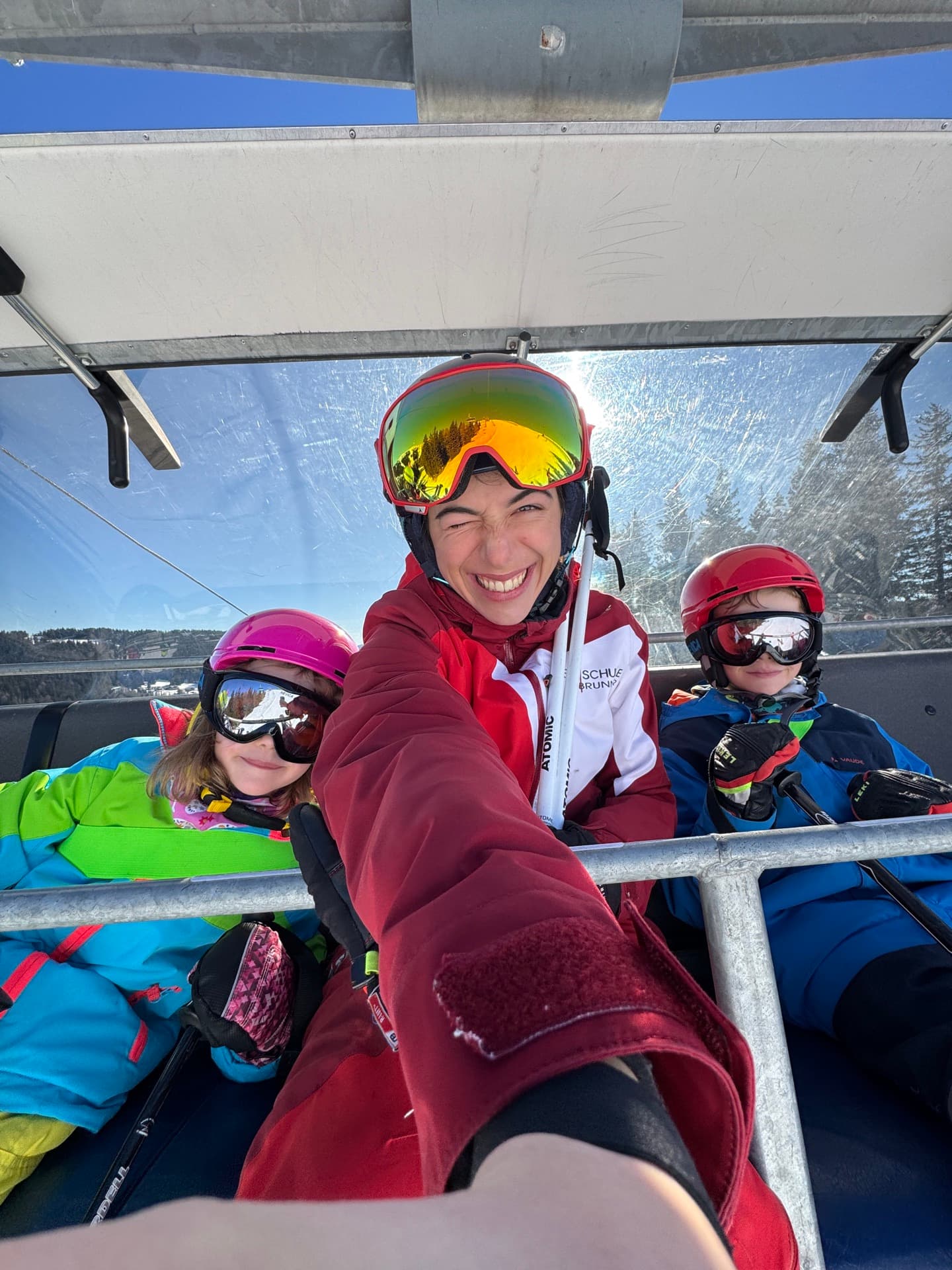 Skilehrerin der Skischule Brunner mit Kindern im Sessellift am Lachtal