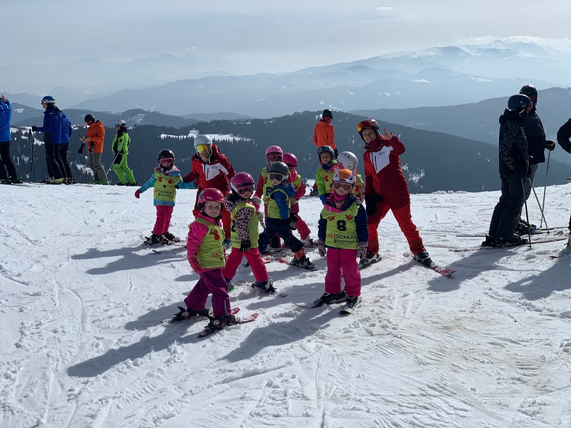 Kinderskikurs: Kindergruppe mit Skilehrern beim Üben auf der Piste am Lachtal