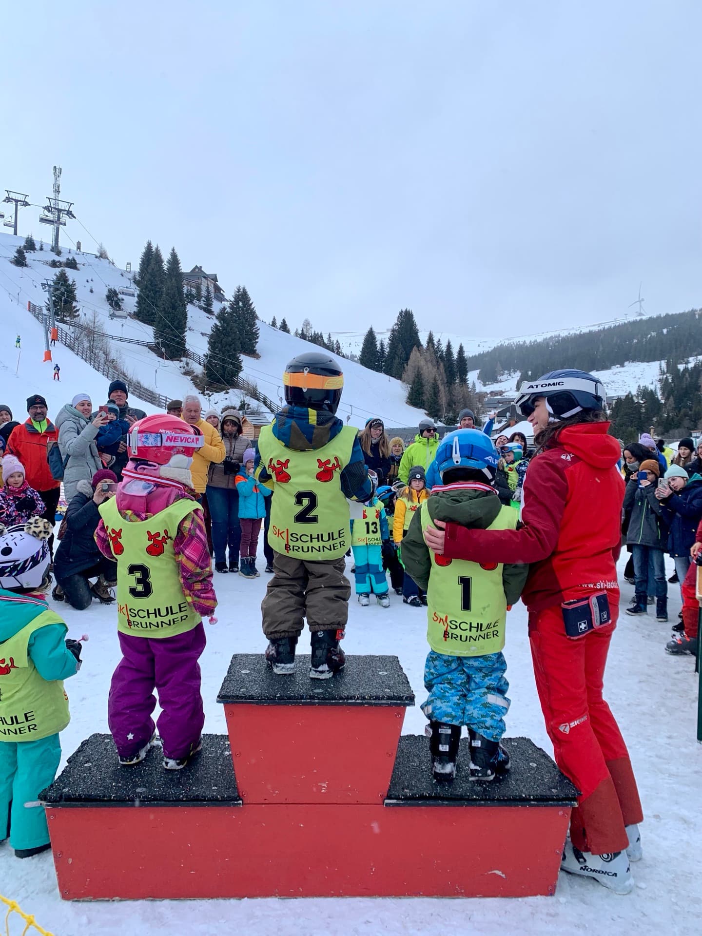 Siegerehrung beim Abschlussrennen eines Kinderskikurses der Skischule Brunner