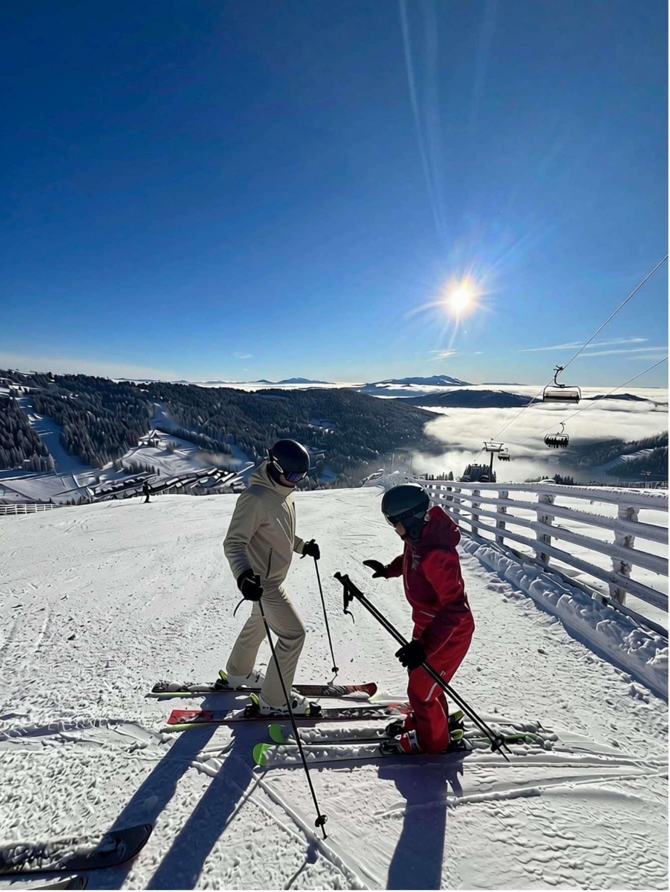 Skilehrerin der Skischule Brunner mit Skischülerin auf der sonnigen Piste über dem Nebelmeer am Lachtal
