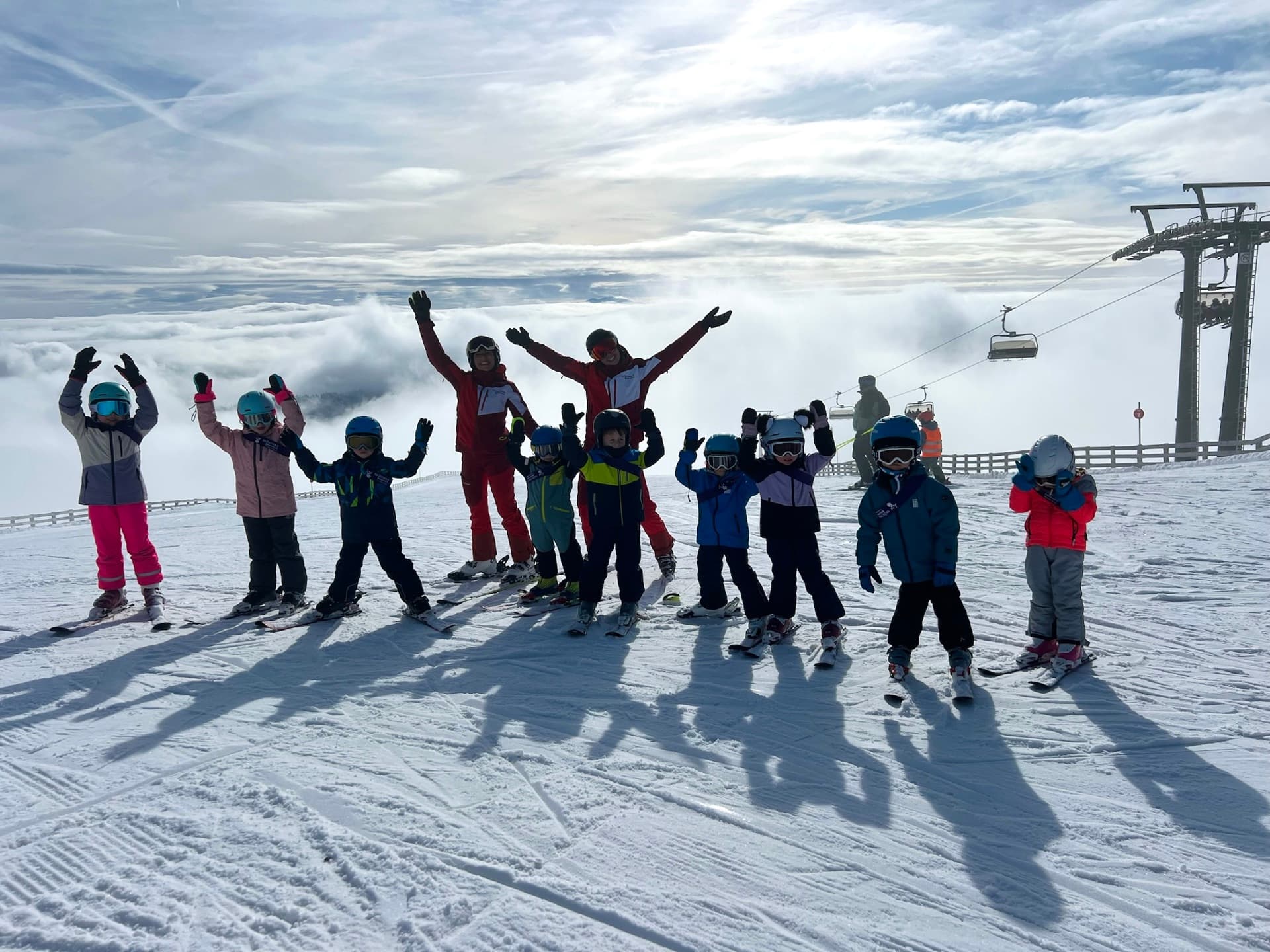 Jubelnde Kindergruppe der Skischule Brunner auf der Piste am Lachtal
