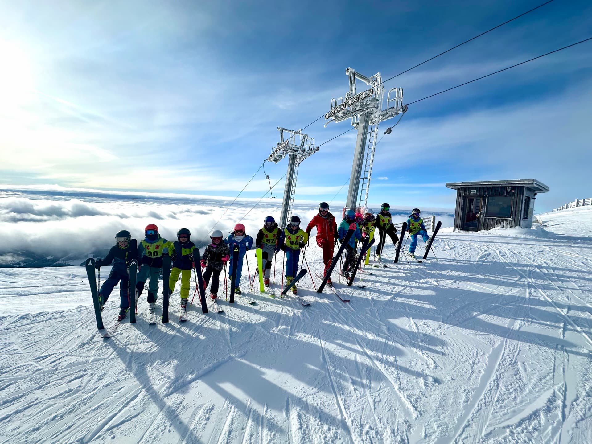 Gruppenkurs der Skischule Brunner in der Sonne vor dem Sessellift am Lachtal